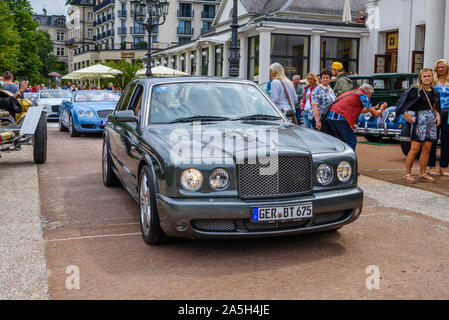 BADEN BADEN, Deutschland - Juli 2019: Dunkel Grau Silber Bentley Arnage 2007, Oldtimer Treffen im Kurpark. Stockfoto