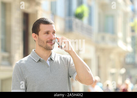 Schwere erwachsenen Mann mit Smart Phone auf der Straße Stockfoto