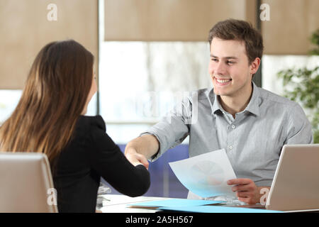 Happy Geschäftsmann und Frau handshaking Nach erfolgreicher Deal im Büro Stockfoto