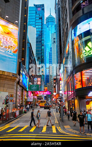 Modernen Hochhäuser mit bunten neon Schilder auf der D'Aguilar Street. Central, Hong Kong, China. Stockfoto