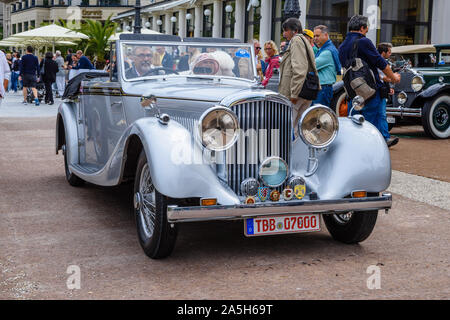 BADEN BADEN, Deutschland - Juli 2019: Silber grau BENTLEY SPEED SIX cabrio Roadster 1926, Oldtimer Treffen im Kurpark. Stockfoto