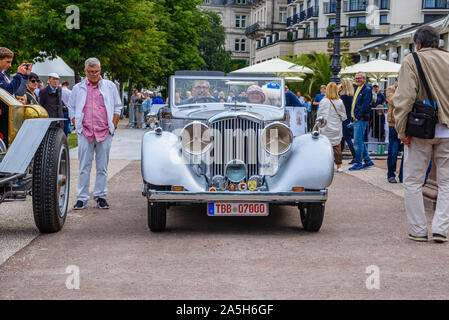 BADEN BADEN, Deutschland - Juli 2019: Silber grau BENTLEY SPEED SIX cabrio Roadster 1926, Oldtimer Treffen im Kurpark. Stockfoto