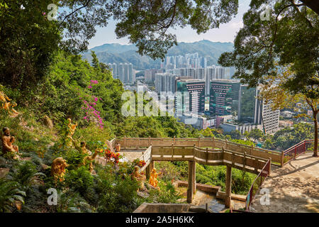 Blick auf das Sha Tin (Shatin) Viertel von der obersten Ebene des Zehntausend Buddhas Klosters (man Fat Sze). New Territories, Hongkong. Stockfoto