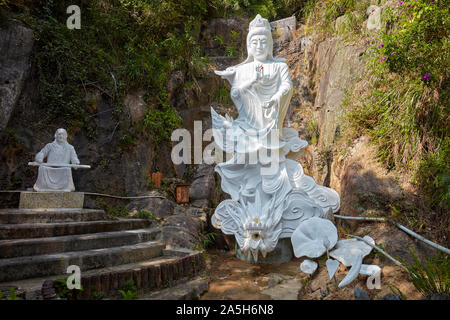 Statue von Kwun Yam, der Göttin der Barmherzigkeit, an Guanyin. Zehn Tausend Buddhas Kloster (man Fett Sze), Sha Tin, New Territories, Hong Kong. Stockfoto