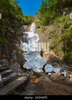 Statue von Kwun Yam, der Göttin der Barmherzigkeit, an Guanyin. Zehn Tausend Buddhas Kloster (man Fett Sze), Sha Tin, New Territories, Hong Kong. Stockfoto