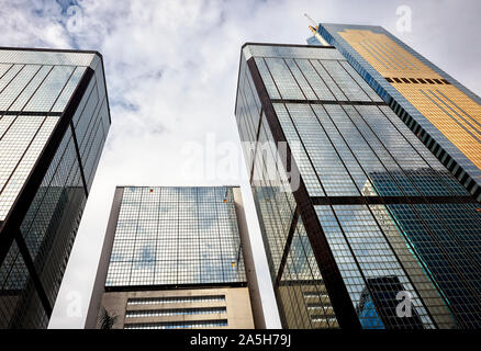 Die Wolkenkratzer an der Gloucester Road. Wan Chai, Hong Kong, China. Stockfoto