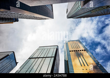 Die Wolkenkratzer an der Gloucester Road. Wan Chai, Hong Kong, China. Stockfoto