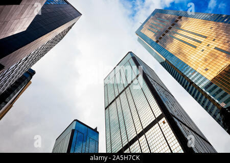 Die Wolkenkratzer an der Gloucester Road. Wan Chai, Hong Kong, China. Stockfoto