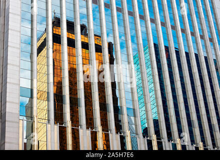 Reflexionen von wolkenkratzern an Gloucester Road. Wan Chai, Hong Kong, China. Stockfoto