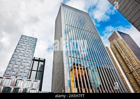 Die Wolkenkratzer an der Gloucester Road. Wan Chai, Hong Kong, China. Stockfoto