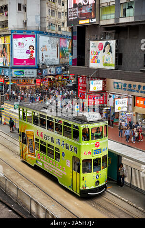 Doppelstöckigen Straßenbahn auf Yee Wo Street. Causeway Bay, Hong Kong, China. Stockfoto