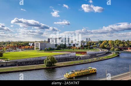 Berlin, Deutschland. 12 Okt, 2019. 12.10.2019, das Bundeskanzleramt in Berlin, fotografiert auf einer schönen, sonnigen Herbsttag von der Kapelle - Ufer über den Spreebogen und der spreebogenpark. Vor dem Bundeskanzleramt ist der Schweizer Botschaft. Das Bundeskanzleramt ist das oberste Bundesbehörde und verantwortlich für die Unterstützung der Bundeskanzlerin. | Verwendung der weltweiten Kredit: dpa/Alamy leben Nachrichten Stockfoto