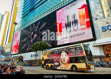 Bunte LED-Plakatwand Reklameanzeigen auf der Fassade des SOGO Kaufhauses. Hennessy Road, Causeway Bay, Hongkong, China. Stockfoto