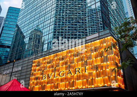 Fenster von Bulgari Store auf Chater Road leuchtet in der Dämmerung. Central, Hong Kong, China. Stockfoto