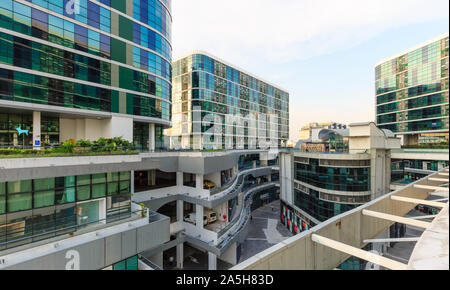 Singapur-07 Mai 2018: glasfassade Bürogebäude tag zeit Blick in den Innenhof Stockfoto