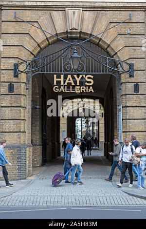 Der Eingang zum Hays Galleria in Southwark, in der Nähe der South Bank der Themse in London. Stockfoto