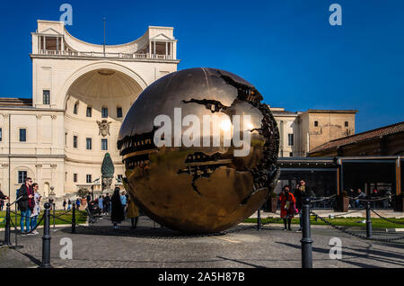 Bereich innerhalb der Kugel auf Cortile della Pigna im Vatikan. Stockfoto