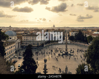 Blick auf die Piazza del Popolo (Piazza Del Popolo) in Rom und Santa Maria in Montesanto und Santa Maria dei Miracoli. Stockfoto