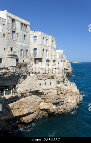Italien, Apulien, Polignano a Mare, Grotta Palazzese. Stockfoto