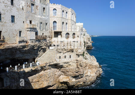 Italien, Apulien, Polignano a Mare, Grotta Palazzese. Stockfoto