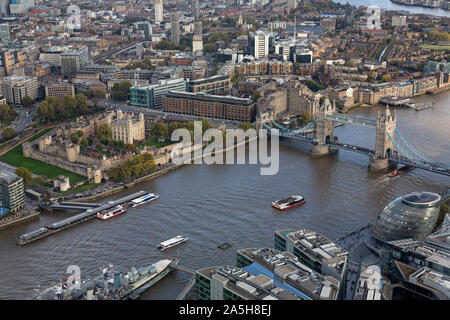 Ein Luftbild mit Blick auf die Themse in London, mit der Stadt Halle, Tower Of London und die Tower Bridge alle sichtbar. Stockfoto