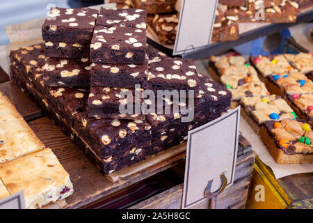 Frisch gebackene Scheiben chocolate Brownies auf Anzeige auf einem Markt in Großbritannien Abschaltdruck Stockfoto