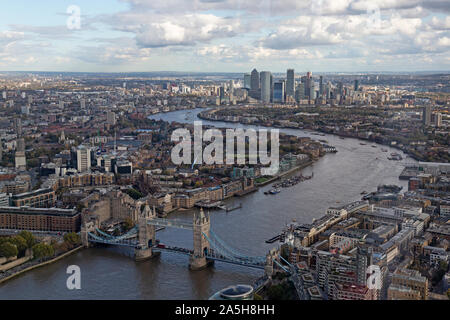 Eine Luftaufnahme Blick nach Osten bis die Themse in London von der Tower Bridge zum Canary Wharf. Stockfoto