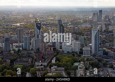 Eine Luftaufnahme über South London suchen, mit der Strata Tower sichtbares Zentrum links. Stockfoto