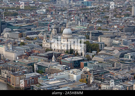 Eine Luftaufnahme Blick nach Norden über die St. Pauls Cathedral inLondon, zeigt die Kathedrale von anderen Gebäuden umgeben. Stockfoto