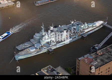 Ein Luftbild mit Blick auf die Themse in London mit der HMS Belfast und der brasilianischen Marine schulschiff U 27 Neben vertäut. Stockfoto