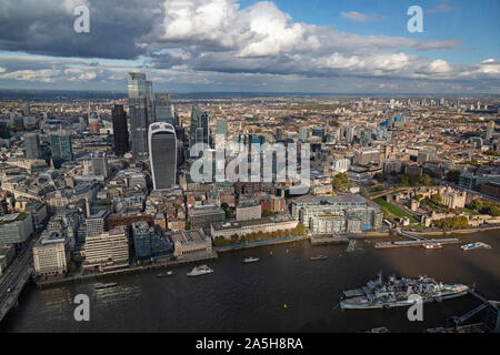 Ein Luftbild Blick nach Norden über die Themse in London. HMS Belfast, unten rechts, der "Walkie Talkie"-Gebäude, in der Mitte links. Stockfoto