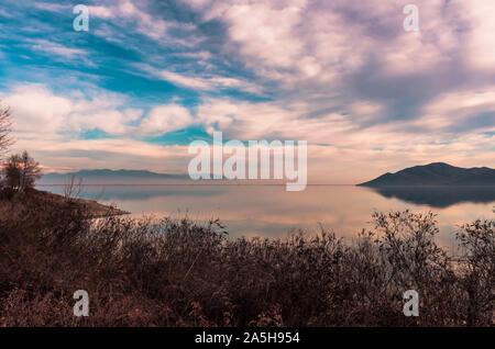 Blick auf den See Kerkini und Beles Berg in Serres. Schönen See Reflexionen bei Sonnenuntergang. Stockfoto