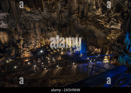 Melidoni-höhle, eine erstaunliche historische und archäologische Höhle mit dem beeindruckenden Formationen von Stalaktiten und Stalagmiten. Stockfoto