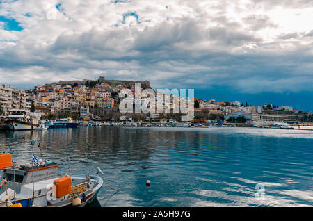 Tolle Aussicht von Kavala, die malerische Stadt von Nord Griechenland, gelegen an der Bucht von Kavala, an der Ägäis. Stockfoto