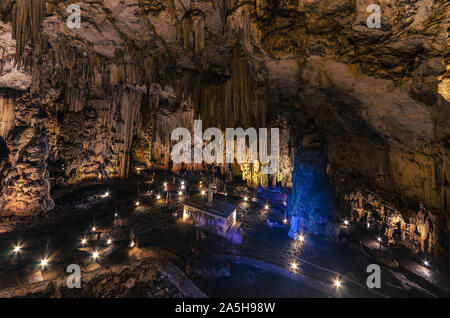 Melidoni-höhle, eine erstaunliche historische und archäologische Höhle mit dem beeindruckenden Formationen von Stalaktiten und Stalagmiten. Stockfoto