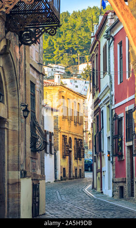 Malerische schmale Gasse und neoklassischen Gebäuden, Merkmale, die in der Altstadt von Xanthi. Stockfoto