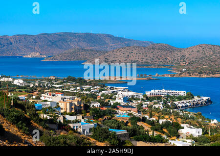 Schöner Blick auf die Bucht von Elounda. Die weltweit berühmten Resort mit luxuriösen Hotels und die historische Insel Spinalonga. Stockfoto