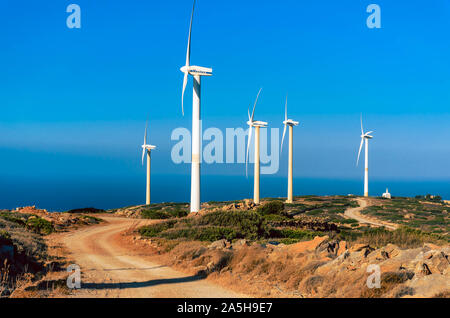 Wind Turbine Power Generator Farm auf einem Hügel Stockfoto