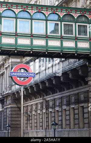 Grüne überdachten Gehweg, zwischen zwei Gebäude in London. Stockfoto