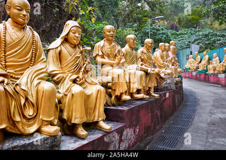 Statuen von Arhats (buddhistische Äquivalent von Heiligen) auf dem Weg bis zu zehn Tausend Buddhas Kloster (man Fett Sze). Sha Tin, New Territories, Hong Kong. Stockfoto