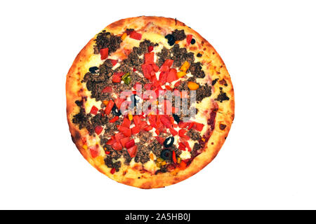 Foto von Pizza, direkt oberhalb, auf dem Tisch liegen, Pizza mit Hackfleisch, Sauce, Käse, Hackfleisch, Tomaten, Pfeffer, Oliven isoliert auf weißem Stockfoto