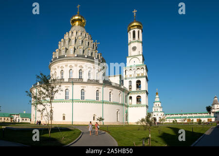 Das neue Jerusalem, Istra, Russland - 29. AUGUST 2019: Auferstehung Kathedrale mit einem Glockenturm im Neuen Jerusalem Kloster in Istrien, Region Moskau Stockfoto