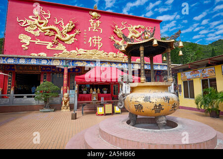 Große Räucherstäbchen urn vor der Haupthalle an zehn Tausend Buddhas Kloster. Sha Tin, New Territories, Hong Kong. Stockfoto