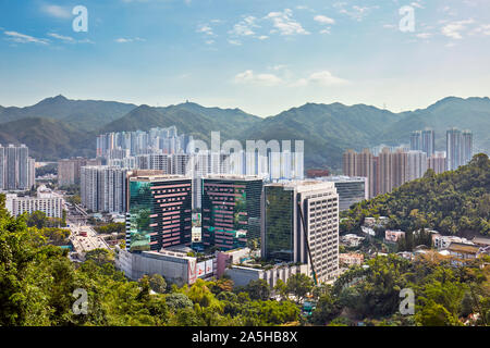 Erhöhter Blick auf das Sha Tin (Shatin) Viertel. New Territories, Hongkong. Stockfoto