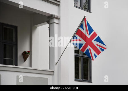 Britische Flagge. Der britische Union Jack Flagge Anzeigen auf einem Pfahl vor dem Haus. Flagge Großbritannien winken auf einem Haus hängen aus der Pole Stockfoto