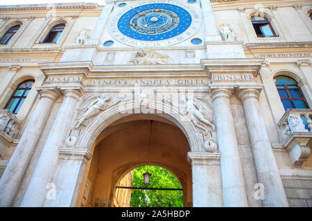 Die uhrmacherei auf der antiken Architektur mit Spalten Stockfoto