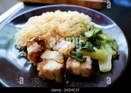 Nudel, chinesische Nudeln oder Schweinefleisch Nudeln mit vegetble Stockfoto