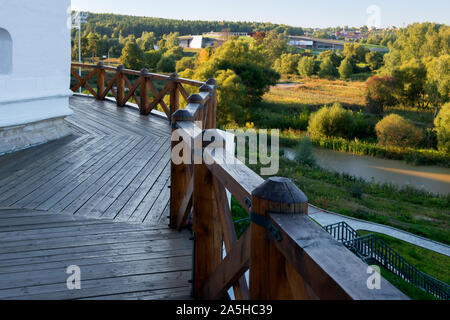 Wanderweg rund um die Festung. Auferstehung Neue Jerusalem Stauropegial Kloster. Die Stadt von Istrien. Region Moskau Stockfoto