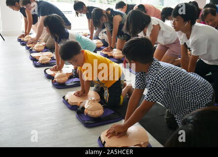 BANGKOK, THAILAND - 6. OKTOBER 2019: Ein Teil der Kinder und Erwachsenen, Teilnehmer der HLW Erste Hilfe Training Kurs mit Hilfe der Handpumpe auf der Brust von Dummy Stockfoto