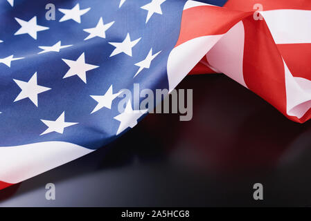 Nahaufnahme von Winken nationalen usa american flag auf schwarzen Hintergrund mit kopieren. Konzept der 4. Juli oder Memorial Day Stockfoto